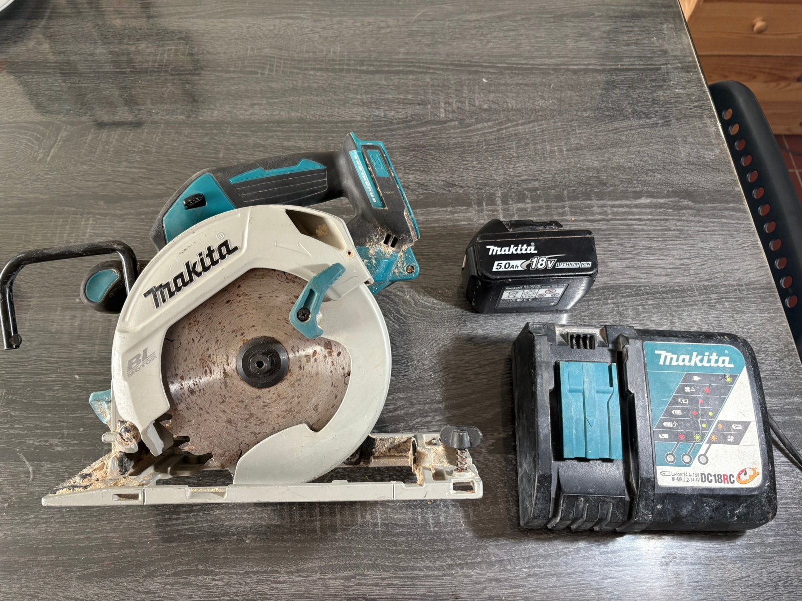 Makita 18V LXT Accu Cirkelzaag – 5.0Ah Accu + Snellader, Doe-het-zelf en Bouw, Ophalen of Verzenden, Zo goed als nieuw, Cirkelzaag
