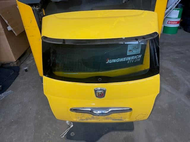 ACHTERKLEP Geel Abarth 500 / 595 / 695 (01-2008/-), Gebruikt, Achterklep, De Bloemendaal 21 21
5221 EB  'S HERTOGENBOSCH, NL, Info@123Parts.nl