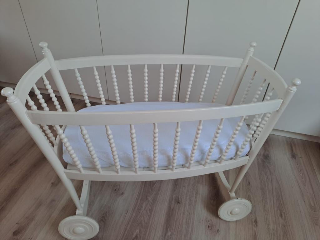Houten wieg met wielen, Kinderen en Baby's, Babywiegjes en Ledikanten, Ophalen, Zo goed als nieuw, Wieg