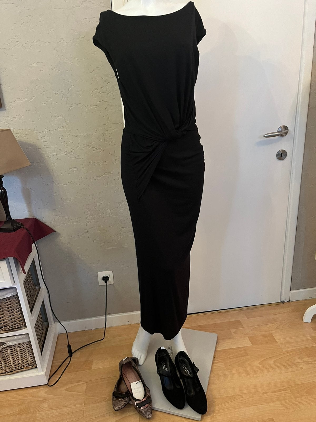 Petite robe cintrée noire fendue, Enlèvement ou Envoi, Comme neuf, Taille 36 (S)