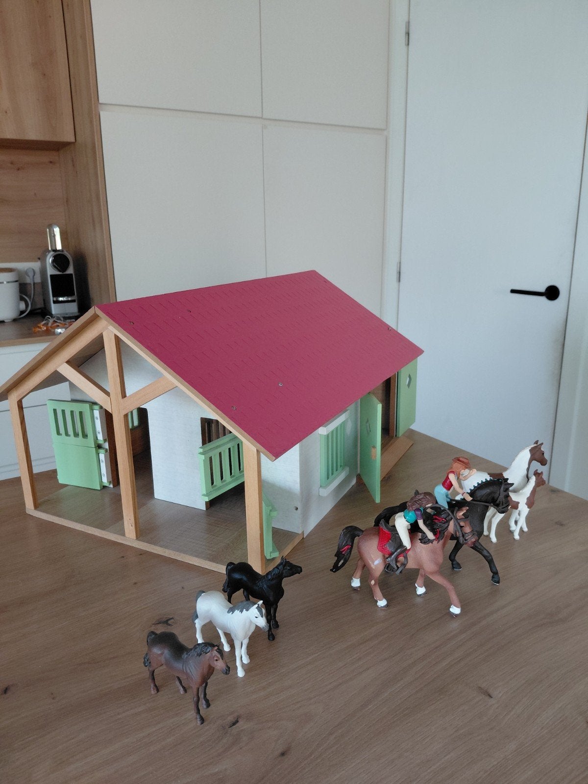 paardenstal + schleich paarden /ruiters, Ophalen, Gebruikt