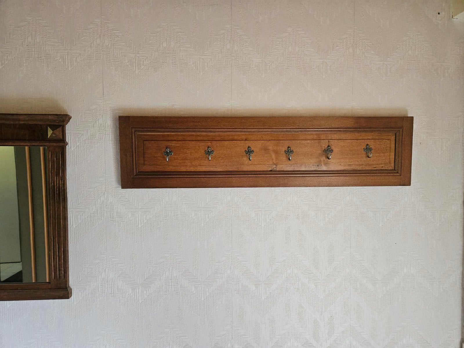 Porte-manteau ancien, Enlèvement