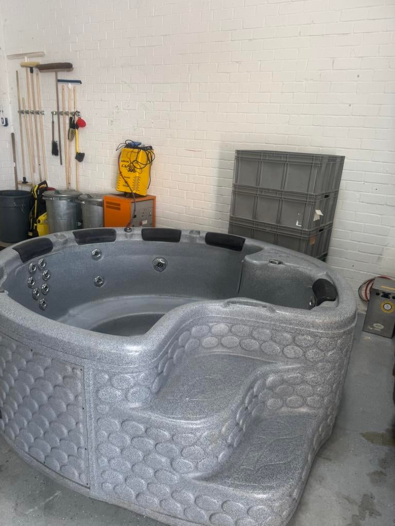 Partij Jacuzzi’s te koop, Enlèvement, Utilisé, Fixé