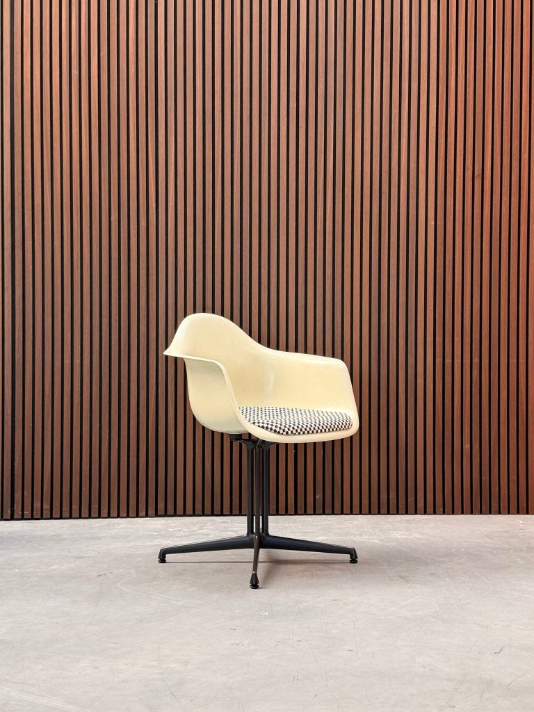 Vitra Eames Fiberglass DAL eetkamerstoel - Schaakbordpatroon, Ophalen of Verzenden