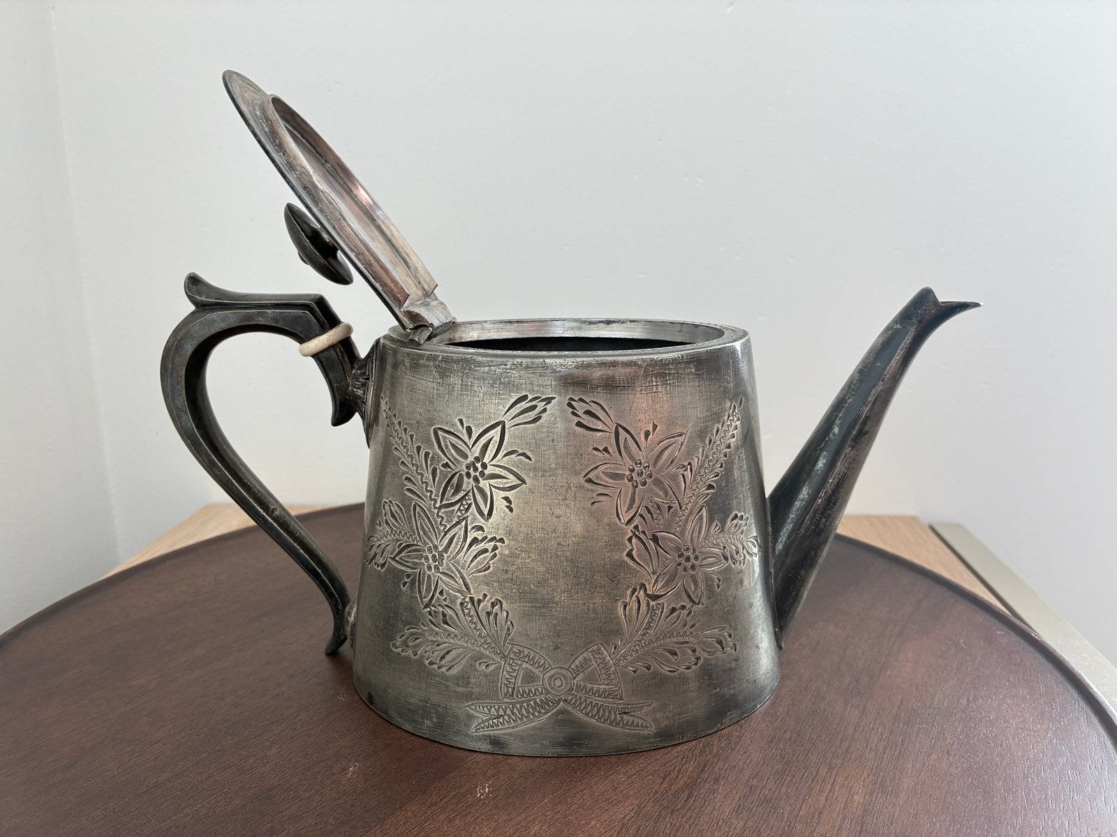 Verzilverde theepot, Enlèvement