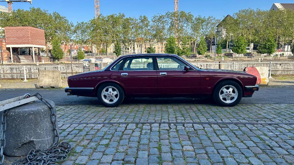 Jaguar XJ 40 3.2s: Roestvrij - Weinig KMs - Onderhoudsboekje, Auto's, Automaat, Overige kleuren, 216 kW, Elektrische ramen