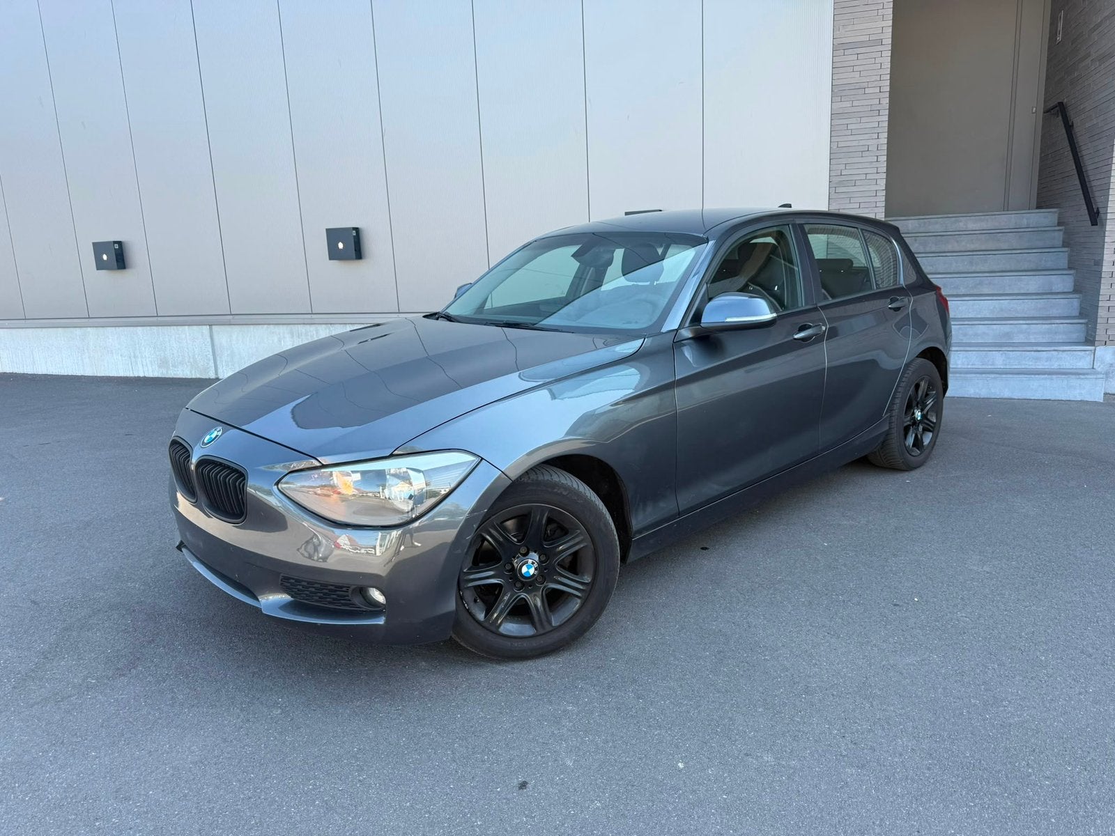 BMW 118d Automaat | 2.0 Diesel | 197.000 km, Auto's, Automaat, 1995 cc, Zwart, Zilver of Grijs