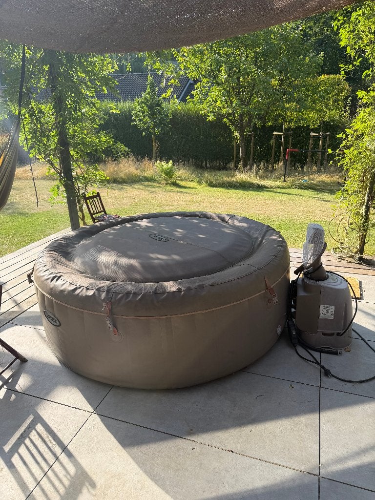 Intex spa 4 personnes, Jardin & Terrasse, Enlèvement, Utilisé, Tapis de sol, Gonflable