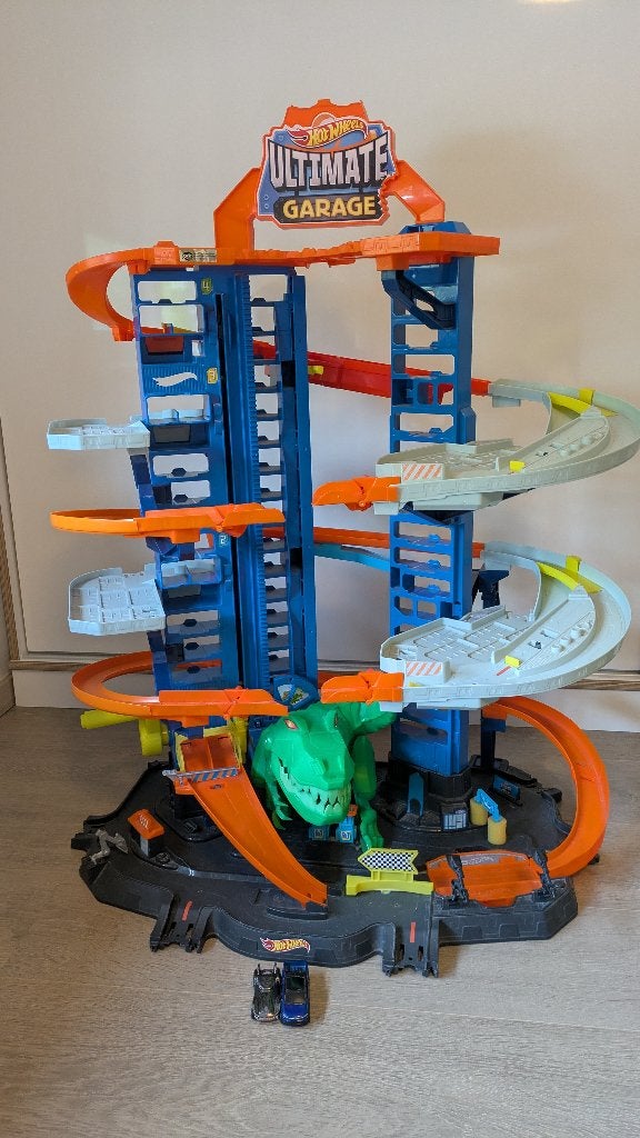 Hot Wheels Ultimate Garage + 2 auto's, Ophalen, Opwindmechanisme, Hot Wheels, Racebaan