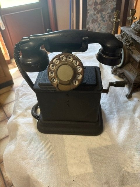Antieke telefoon BELL 1927, Ophalen