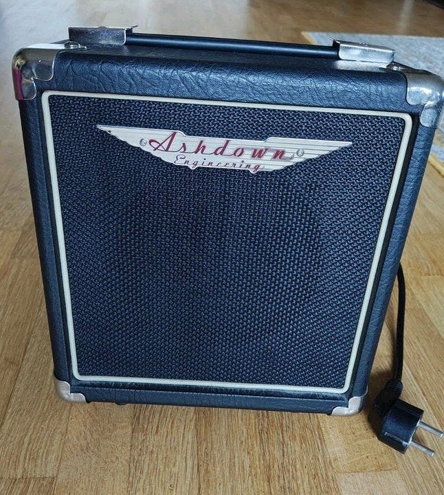 Ashdown TourBus 10 BASS versterker, uitstekende staat, Muziek en Instrumenten, Snaarinstrumenten | Gitaren | Bas, Ophalen of Verzenden