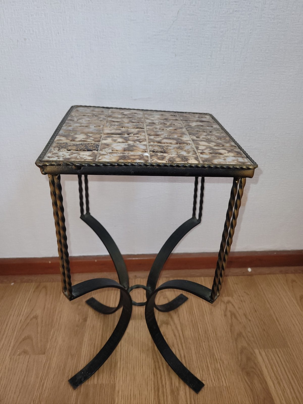 Superbe petite table d'appoint carrée fer forgé avec faience, Maison & Meubles, Tables | Tables d'appoint, Enlèvement, Comme neuf