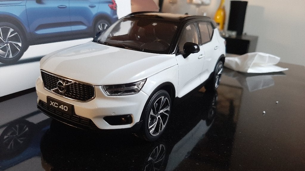 Volvo XC40 1:18 Wit, Ophalen of Verzenden, Nieuw