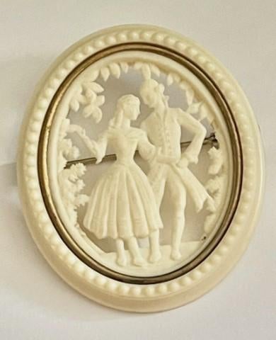mooie vintage celluloid broche met romantisch paar, Handtassen en Accessoires, Broches, 4 tot 7 cm, Koper, Overige kleuren, Ophalen of Verzenden