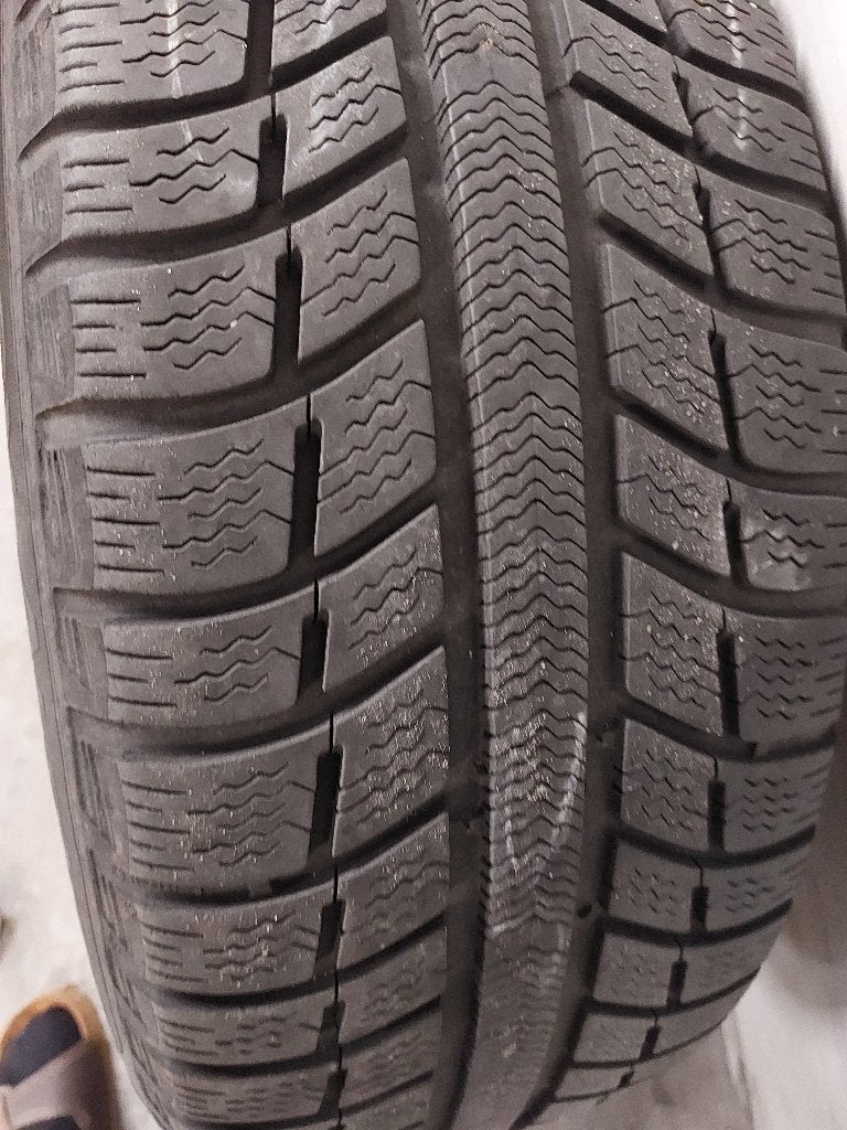 4 jantes avec pneus d'hiver et disques décoratifs, Autos : Pièces & Accessoires, Pneus & Jantes, Pneus et Jantes, Pneus hiver