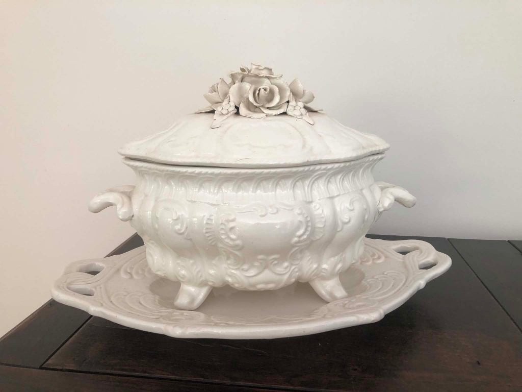 Soupière + plateau décorative en porcelaine blanche, Comme neuf, Pierre/céramique, Autres styles, Enlèvement