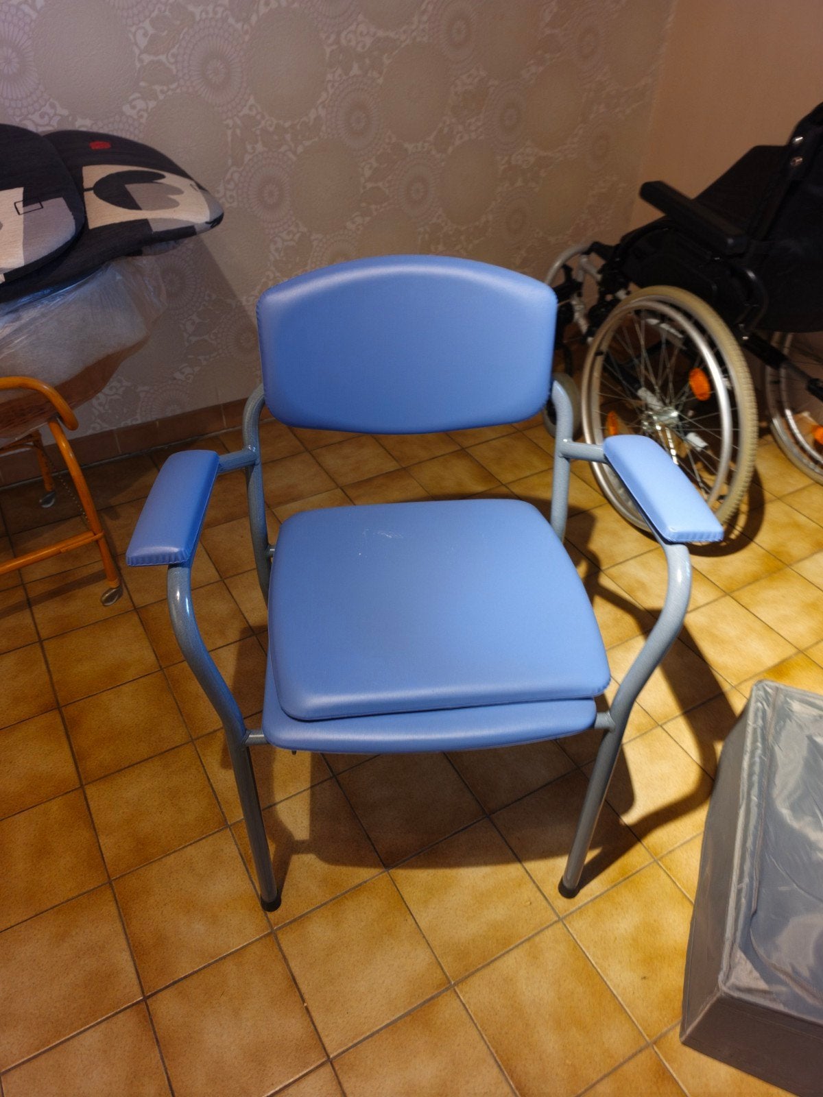 Fauteuil de toilette en cuir skaï bleu (soins à domicile), Enlèvement
