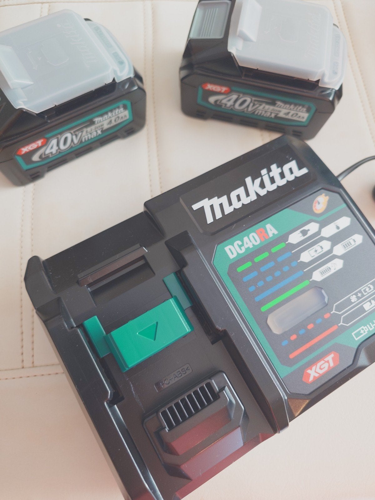 Chargeur Makita 40 V XGT et 2 batteries BL4040, Bricolage & Construction, Outillage | Pièces de machine & Accessoires, Neuf, Enlèvement