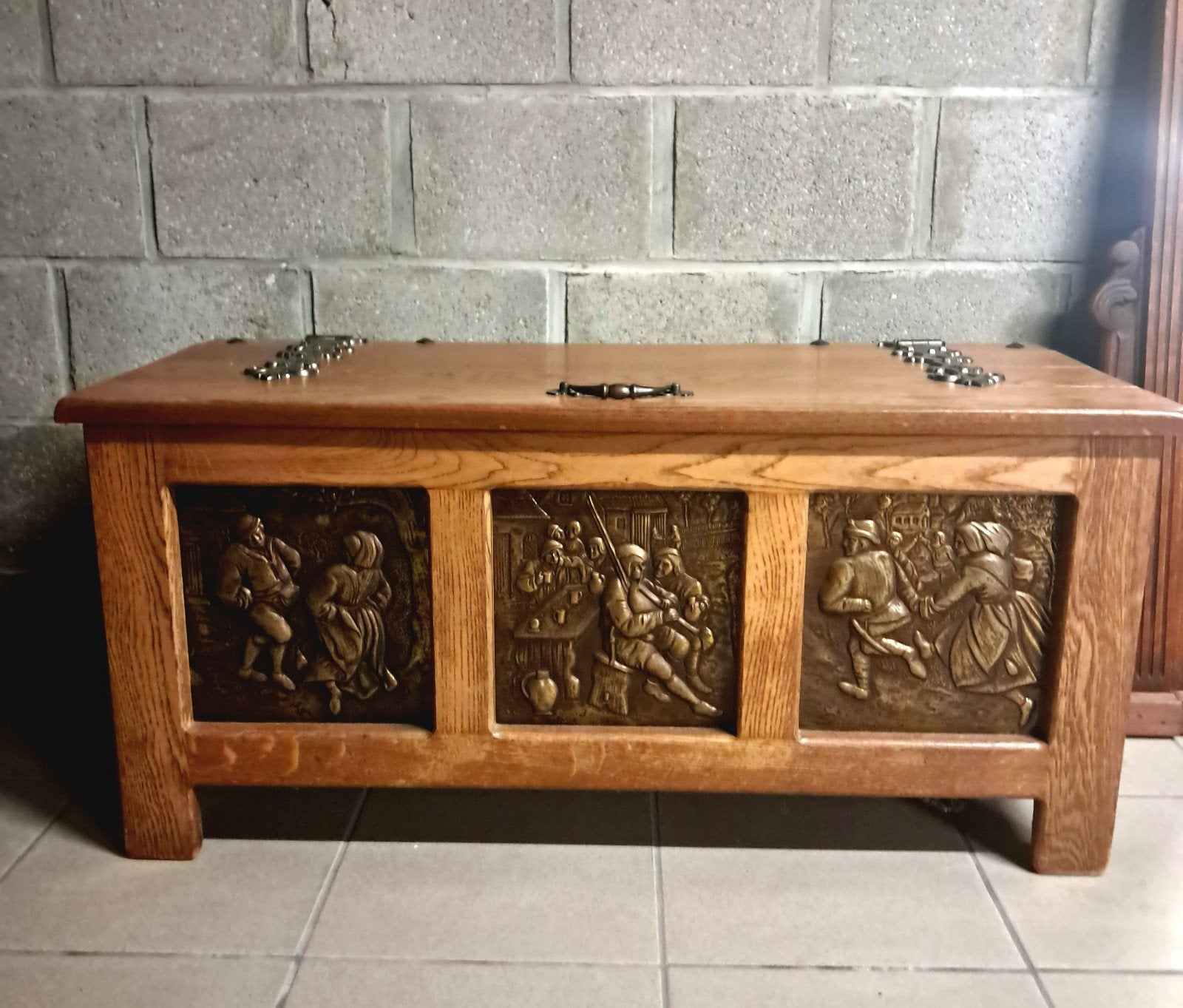 Eiken opbergkist met decoratieve reliëfpanelen, Enlèvement, Comme neuf, Chêne