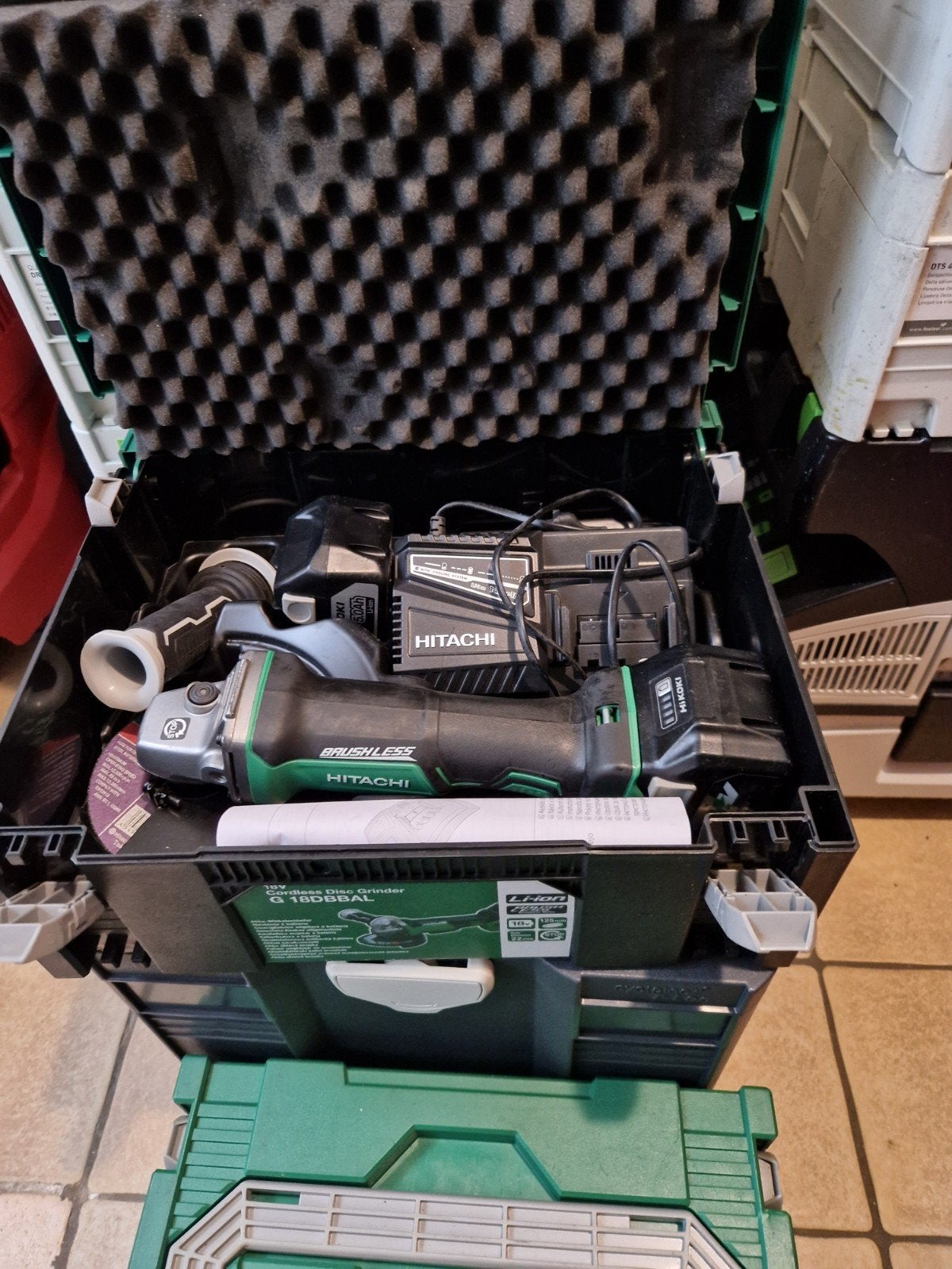 disqueuse Hitachi + 2x batterie +chargeur + coffre, Enlèvement, Comme neuf, 600 watts ou plus, Autres types