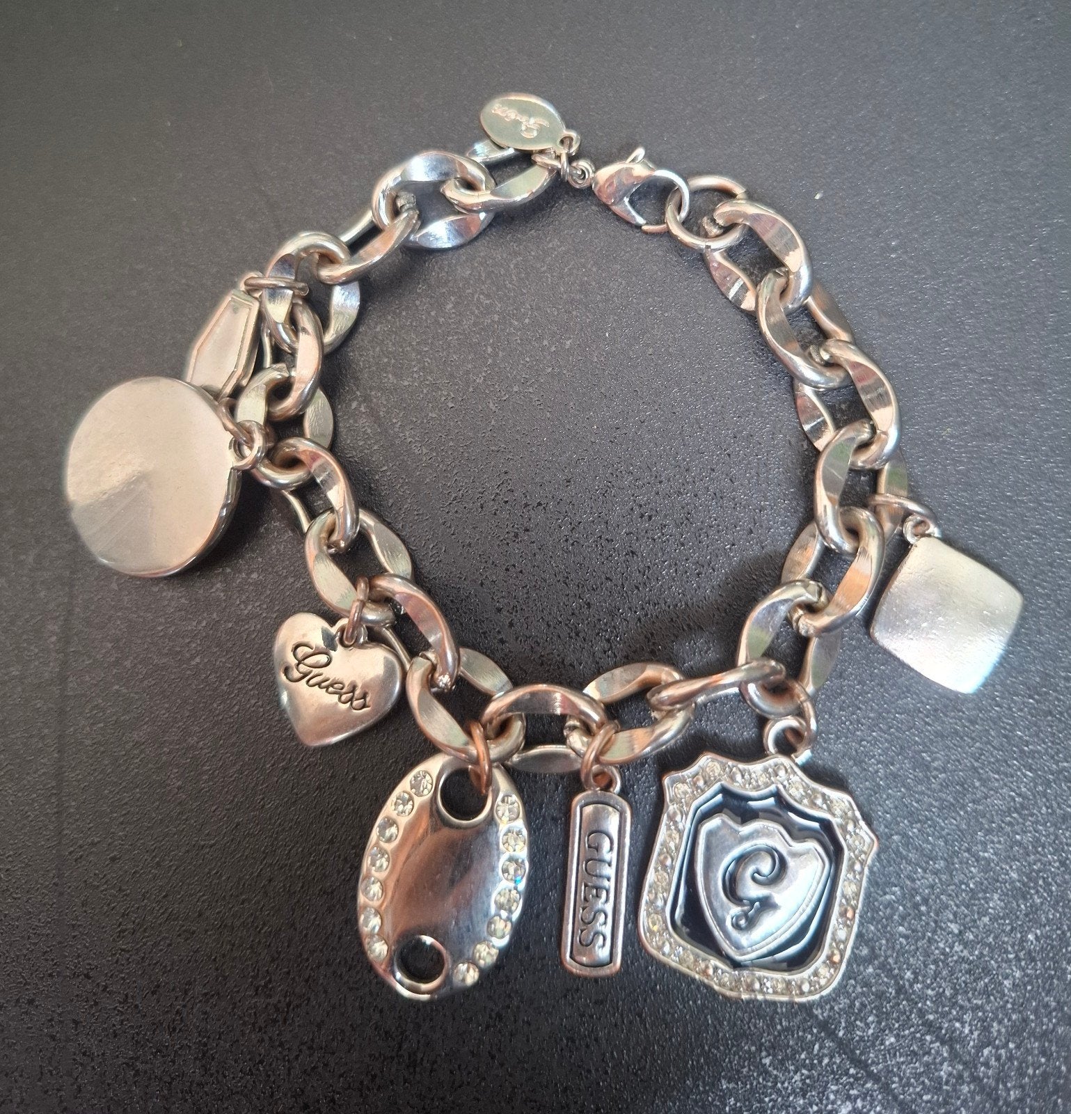 Guess zilveren armband met stalen mesh-bedeltjes en kwastjes, Handtassen en Accessoires, Armbanden, Staal, Ophalen of Verzenden