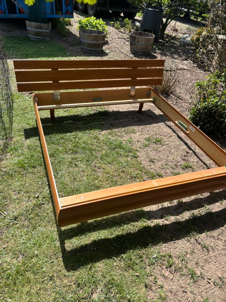 Houten bedframe, Huis en Inrichting, Slaapkamer | Bedden, Ophalen, Bruin, Tweepersoons, Zo goed als nieuw