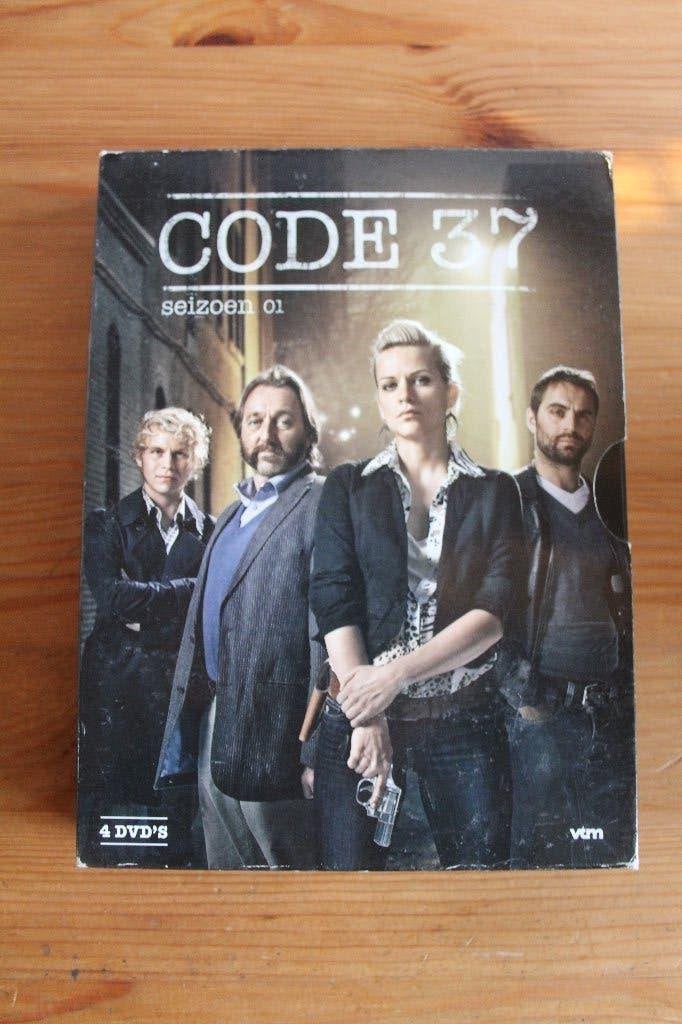 Code 37  seizoen 1           Knappe Vlaamse politie-serie!, CD & DVD, DVD | TV & Séries télévisées, Enlèvement ou Envoi, Comme neuf