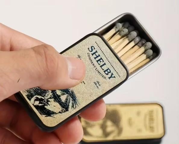 Vintage Iron Matchbox met Shelby Peaky Blinders Design Nieuw, Verzamelen, Verzenden, Nieuw