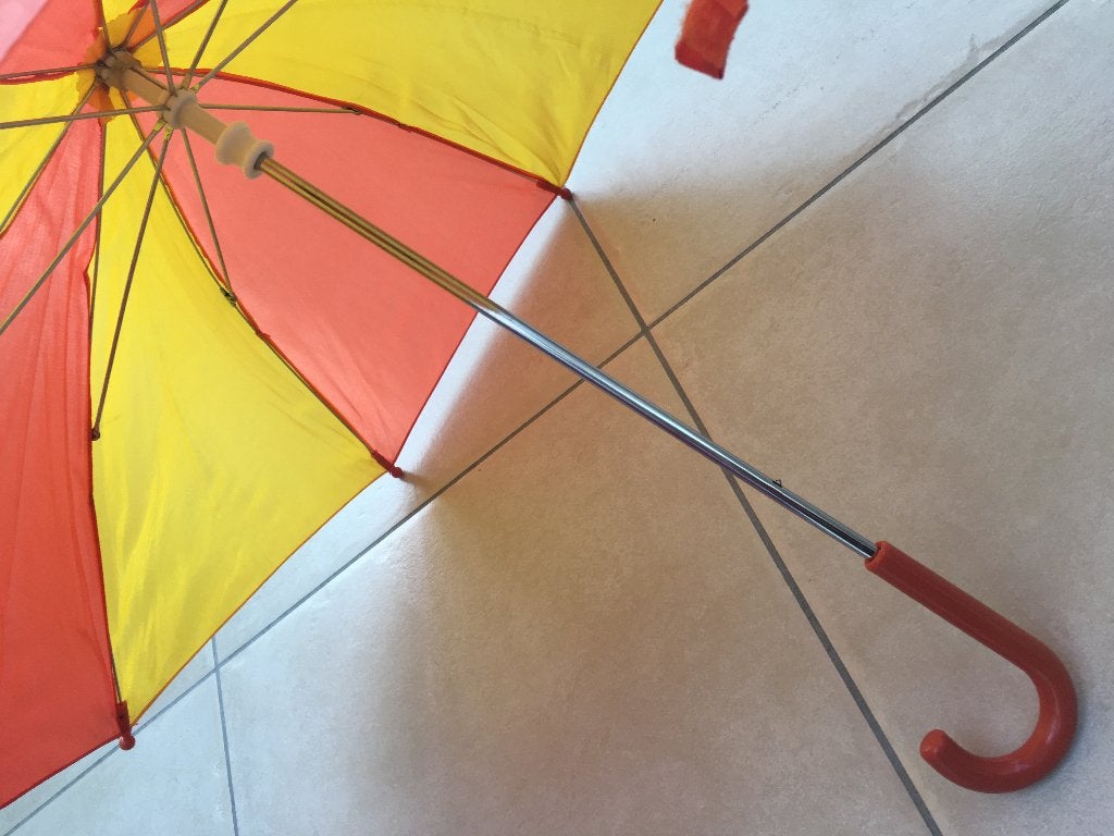 Paraplu Cars geel met oranje enkel nog beschikbaar, Bijoux, Sacs & Beauté, Parapluies, Enlèvement ou Envoi, Jaune