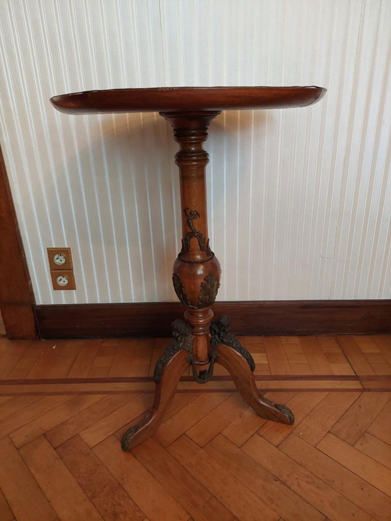 Tafel met bronzen ornamenten op voet, Ophalen