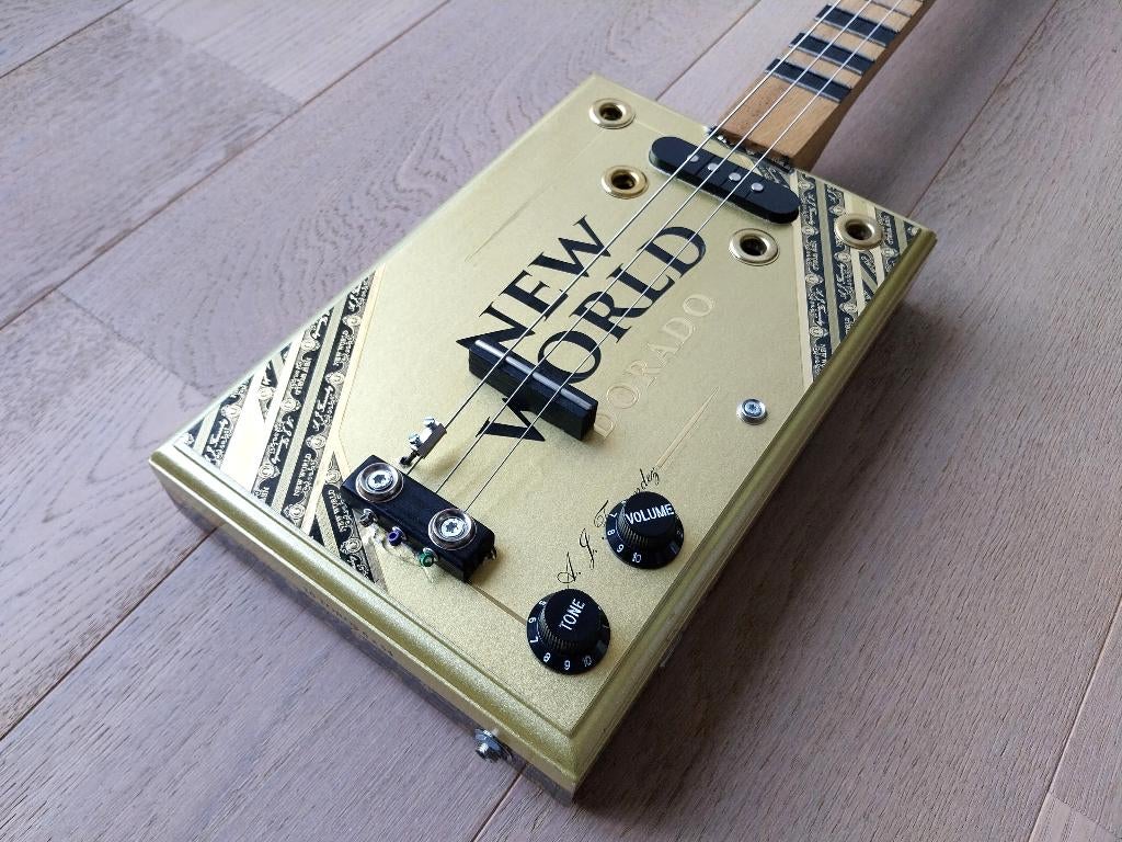 Clinton Cigar Box Guitar - Cigarbox - Sigaarkist gitaar, Muziek en Instrumenten, Snaarinstrumenten | Gitaren | Elektrisch, Zo goed als nieuw