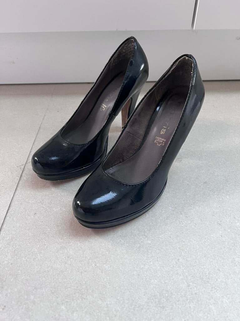 Tamaris pumps in zwart lakleder, maat 38, Kleding | Dames, Pumps, Zwart, Ophalen of Verzenden, Gedragen