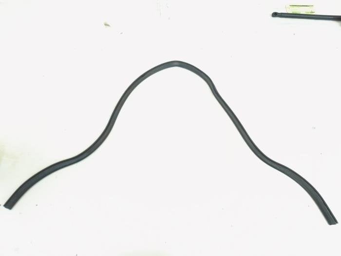 Motorkaprubber van een Volkswagen Passat, Gebruikt, -, Volkswagen, -