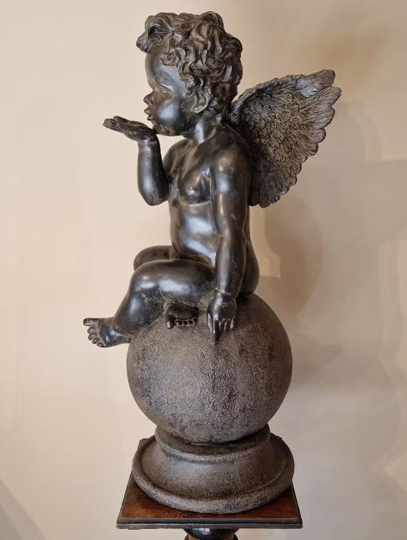 Sculptuur engel beeldje op wereldbol, Ophalen of Verzenden