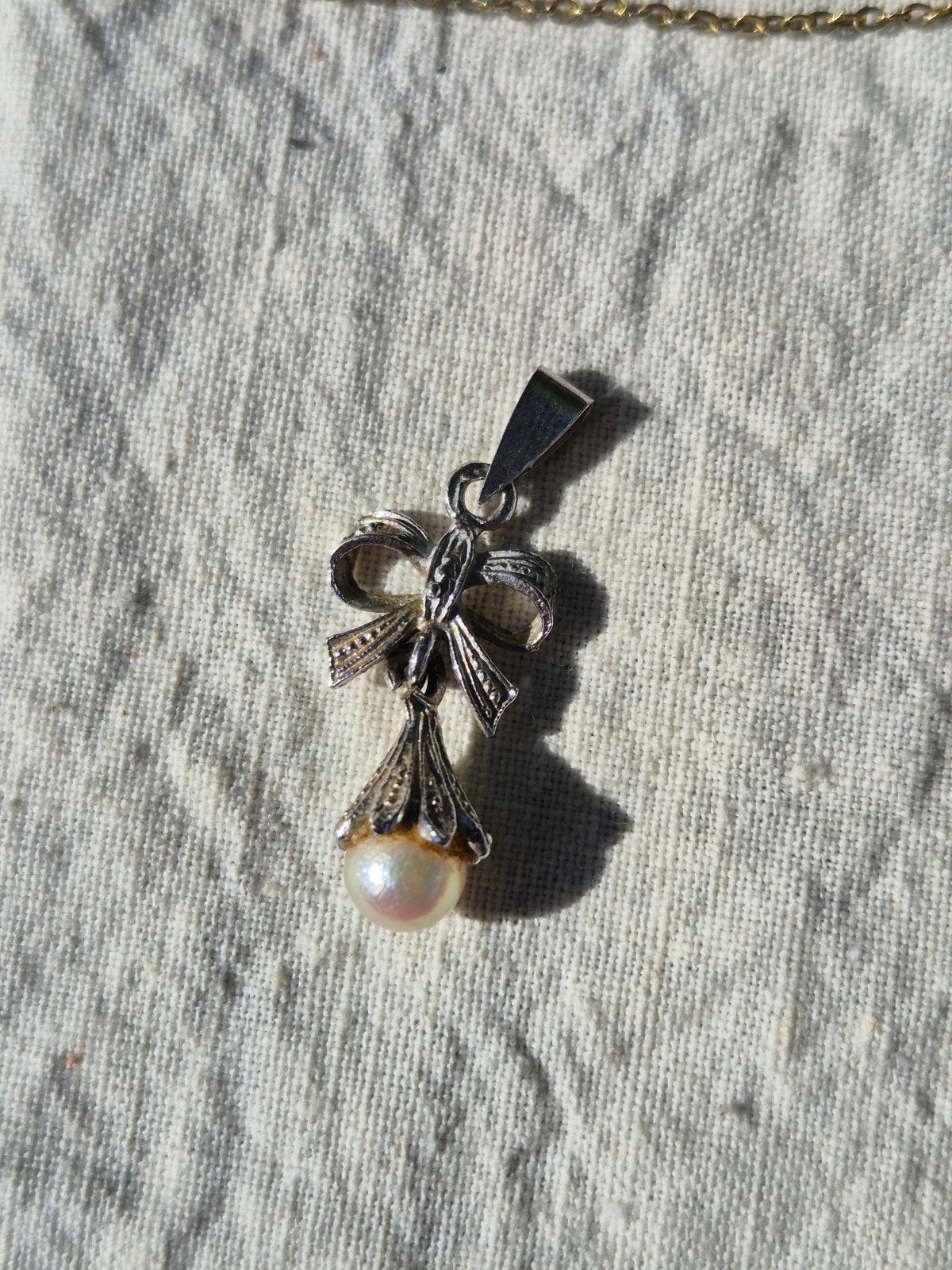 Pendentif nœud vintage en argent massif 835 & perle, Bijoux, Sacs & Beauté, Bracelets à breloques, Enlèvement ou Envoi, Comme neuf
