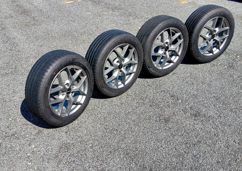 Très belles jantes VW Golf avec pneus été 205/55-16, Autos : Pièces & Accessoires, Pneus & Jantes, Pneus et Jantes, 16 pouces