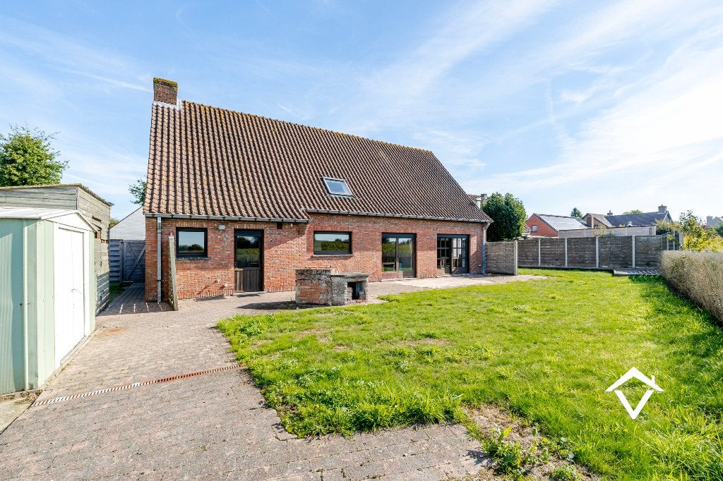 Alleenstaande woning met een rustige ligging te Koekelare, 500 tot 1000 m², 5 kamers, 251 m², Vrijstaande woning