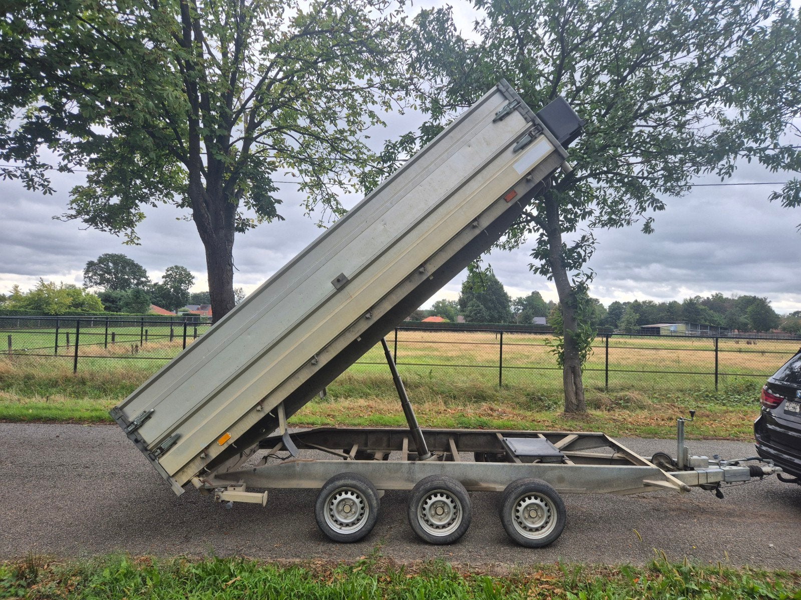 Benne basculante électrique à 3 essieux Hapert 3500 kg, Autos : Divers, Enlèvement