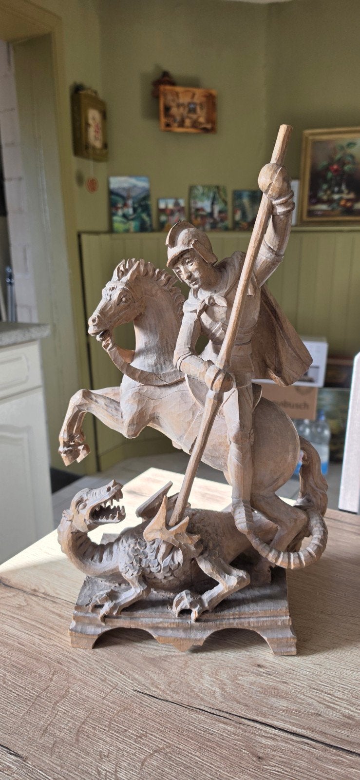Handgesneden houten sculptuur van Sint-Joris en de draak, Ophalen of Verzenden, Handgemaakt, Hout, Houtsnijwerk
