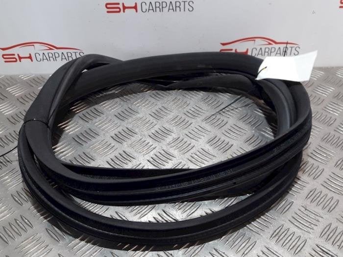 Portierrubber 4Deurs links-achter van een Mercedes ML-Klasse, Gebruikt, -, Ophalen of Verzenden, -