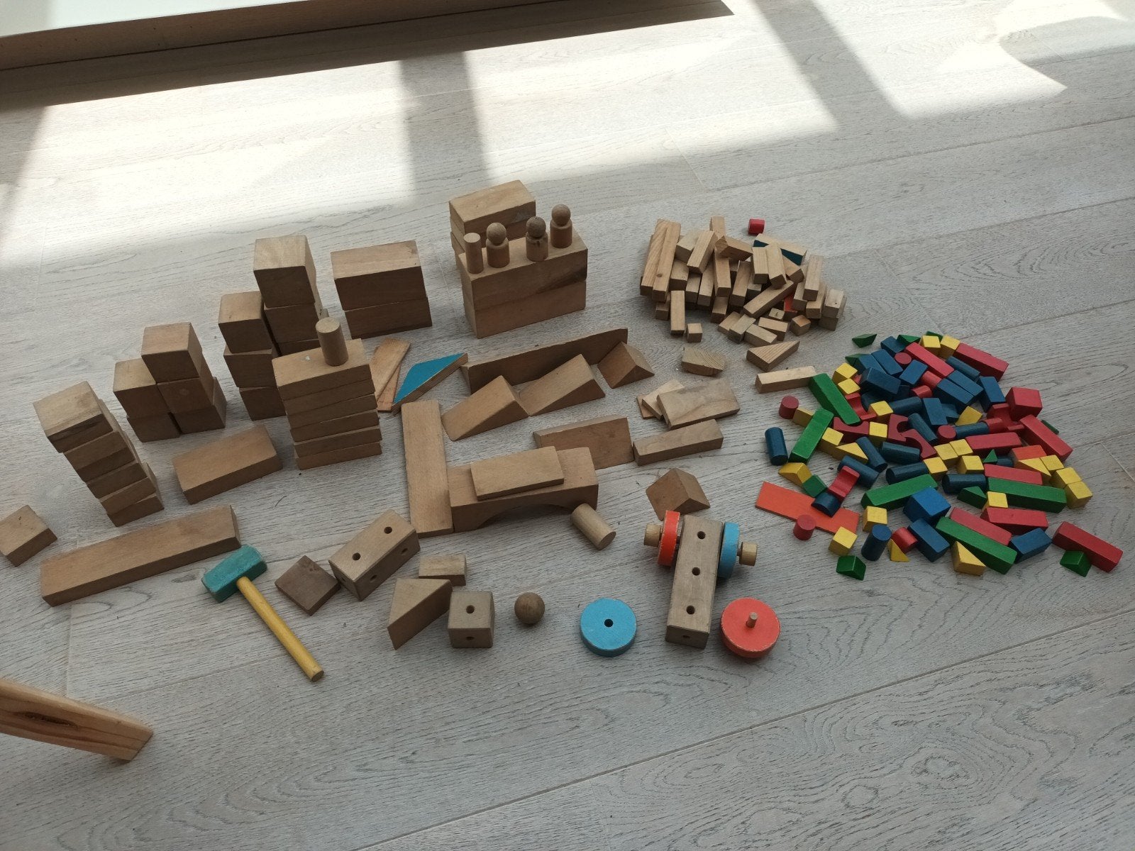 Houten blokken en een karretje, Kinderen en Baby's, Speelgoed | Houten speelgoed, Ophalen