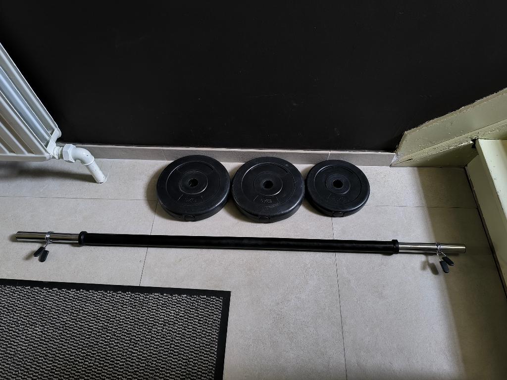 2 x 5kg, 2,5kg Halterschijven + baar (30mm)., Ophalen, Gebruikt, Benen, Halterschijven