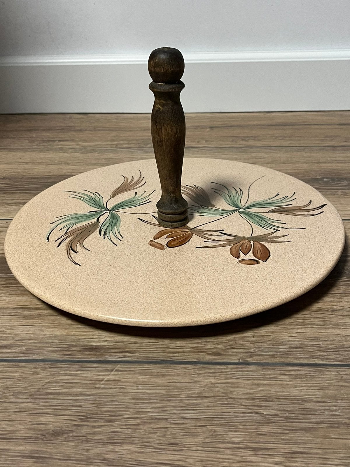 Vintage keramiek taartschaal met houten handvat, Antiek en Kunst, Antiek | Keramiek en Aardewerk, Ophalen