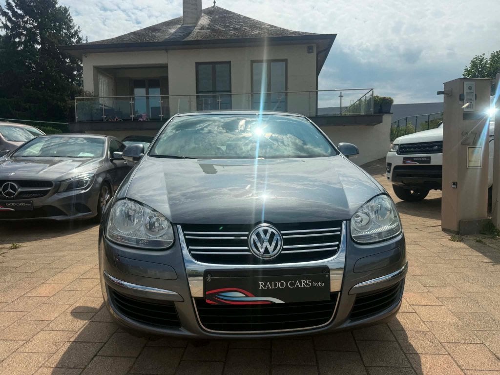 Volkswagen Jetta 1.6 benzine, Auto's, 1600 cc, Grijs, https://public.car-pass.be/vhr/a4855a71-1857-4986-aeb9-217511312e3b, Euro 4