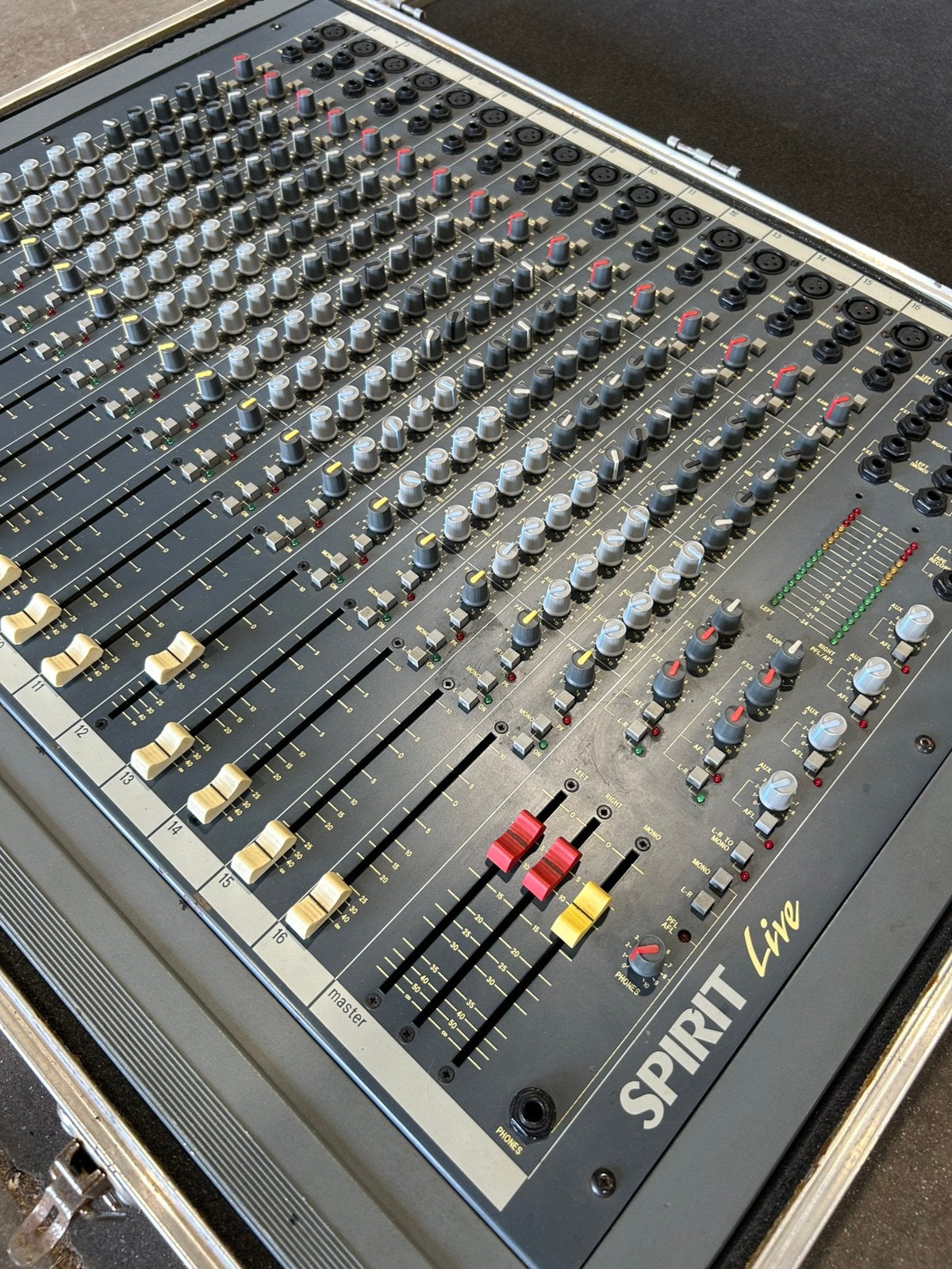 Table mixage son Soundcraft + flightcase, Musique & Instruments, Tables de mixage, Enlèvement ou Envoi, Utilisé, 10 à 20 canaux