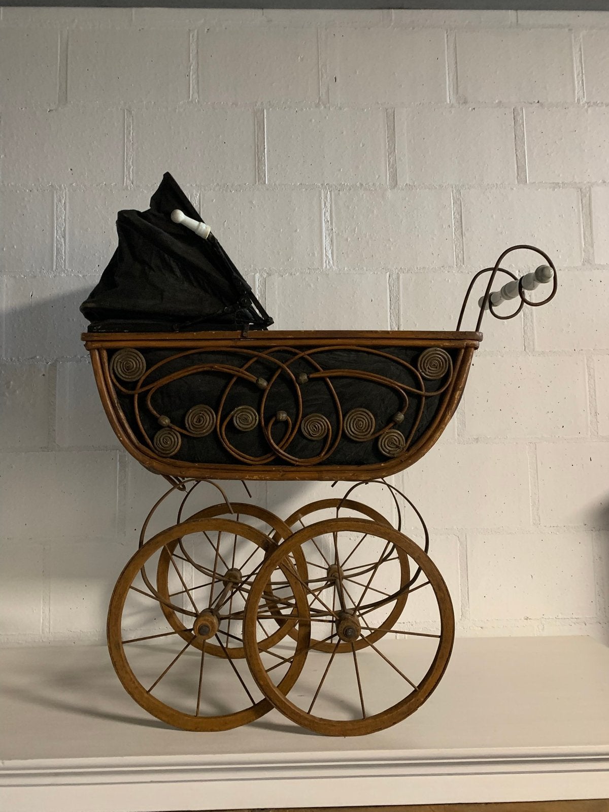 Te koop brocante poppenwagen met porseleinen pop, Brocante, Comme neuf, Enlèvement, Multicolore