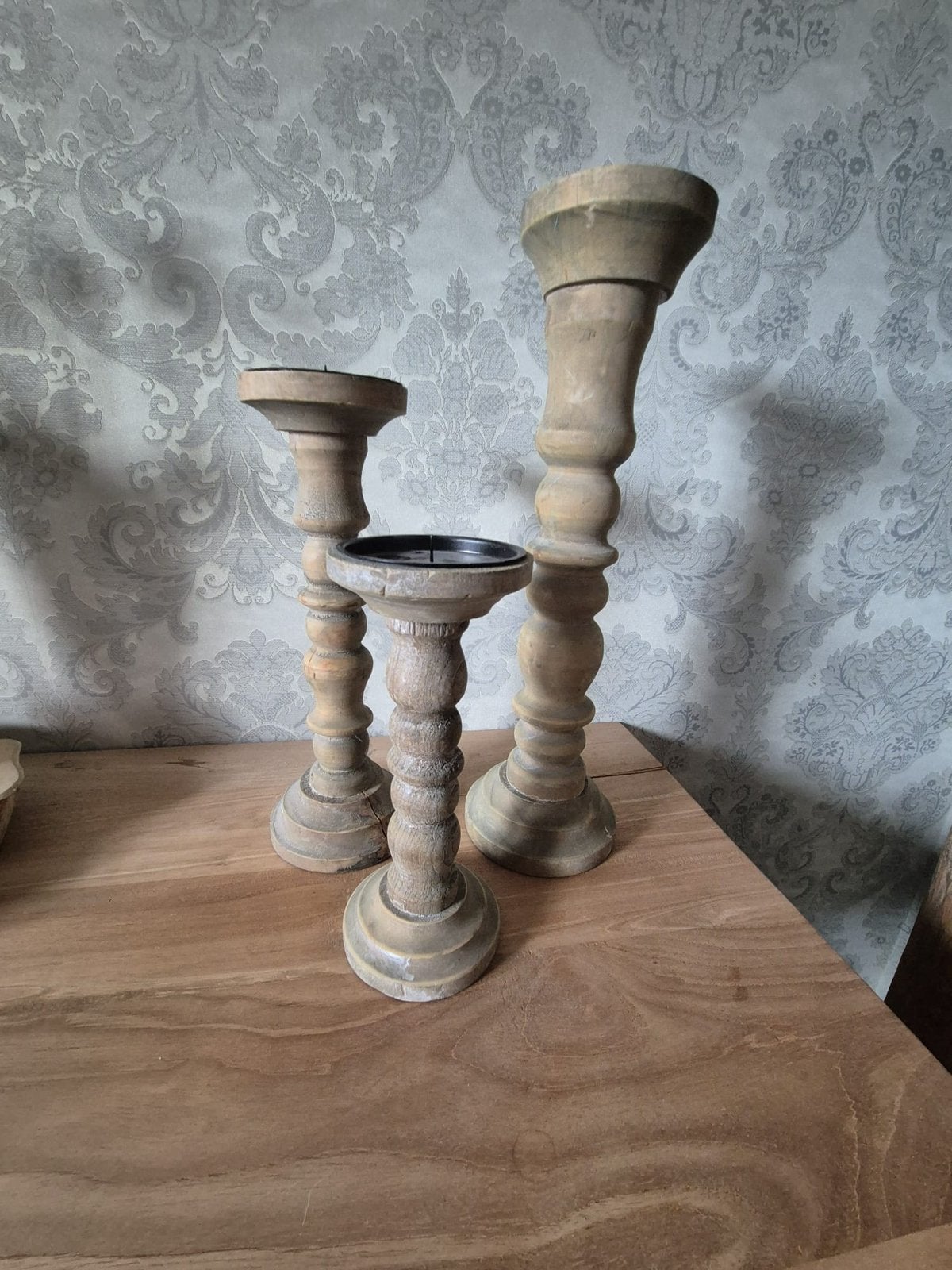 Chandeliers en bois, Enlèvement
