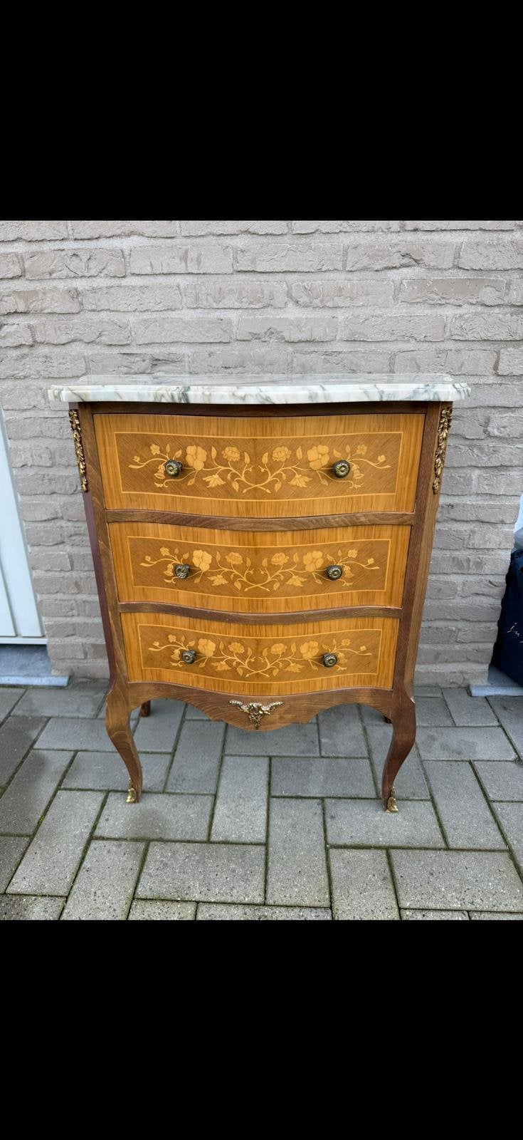 Armoire et chaise anciennes, Enlèvement