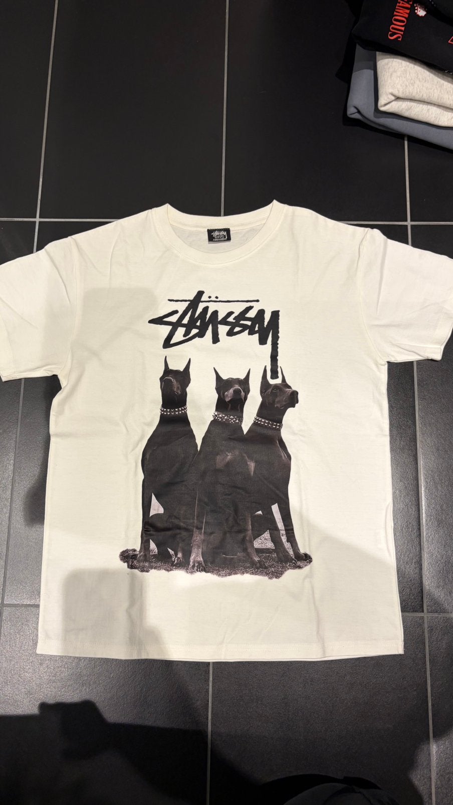 Witte stussy tshirt met honden, Verzenden, Zo goed als nieuw, Maat 48/50 (M)