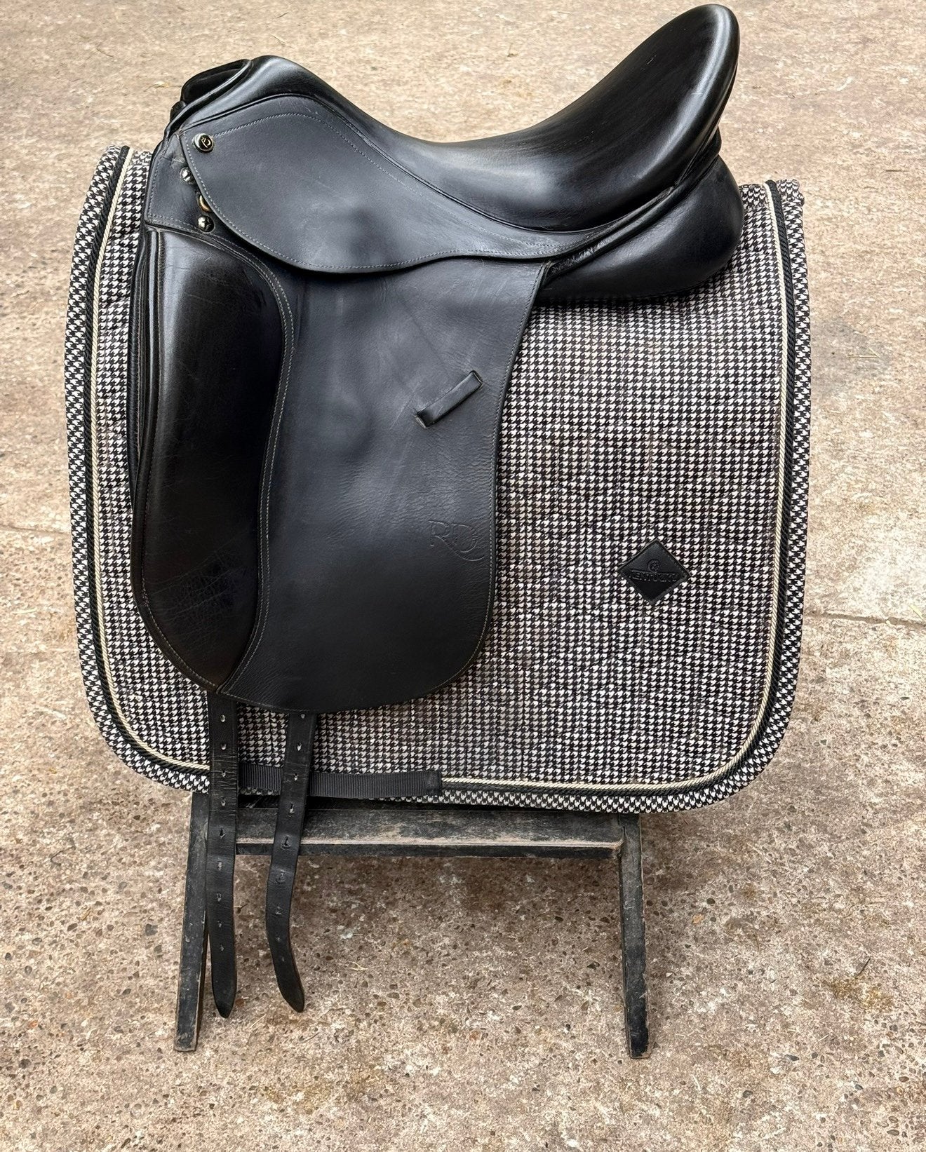 Dressuurzadel 17,5 | Wijde boom | Ideaal voor ronde paarden, Arçon réglable, Siège semi-creux, L (17.5 pouces), Comme neuf